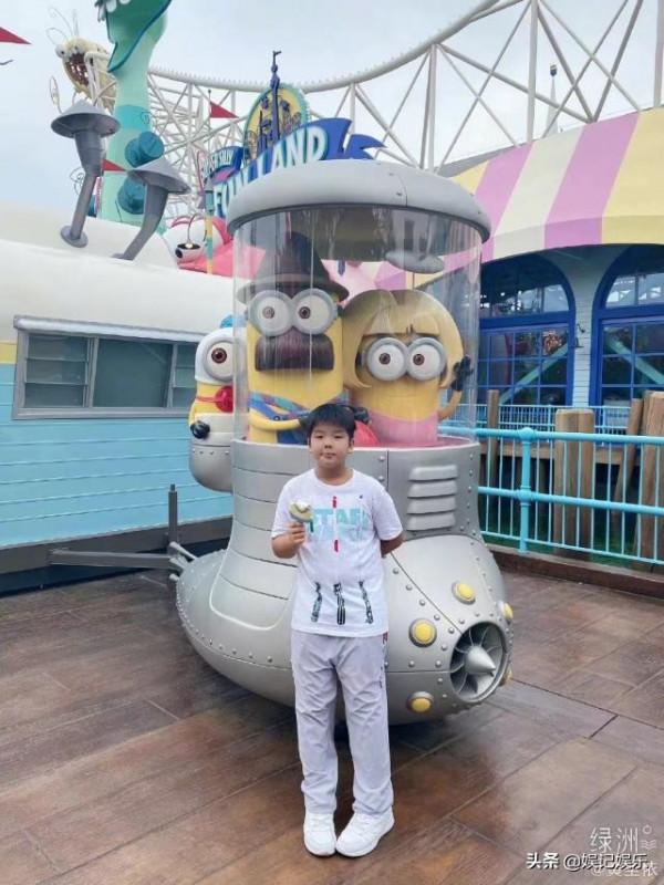 黃聖依帶大兒子逛環球影城，安迪胖了不少，母子同框像“姐弟”