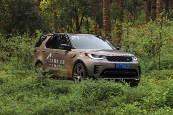 學人穿晚禮服去越野？