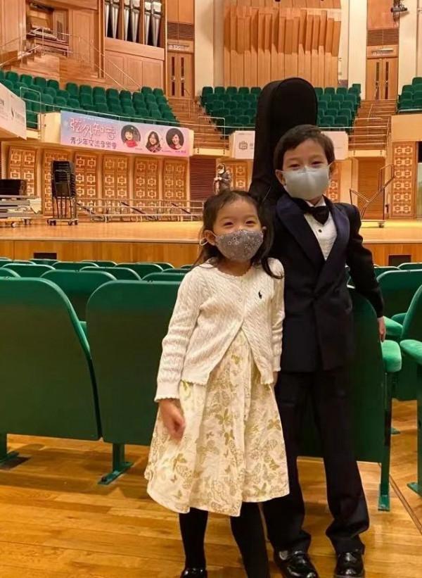 郭晶晶兒子真爭氣！穿西裝登臺表演氣場大，就連妹妹都成小粉絲了