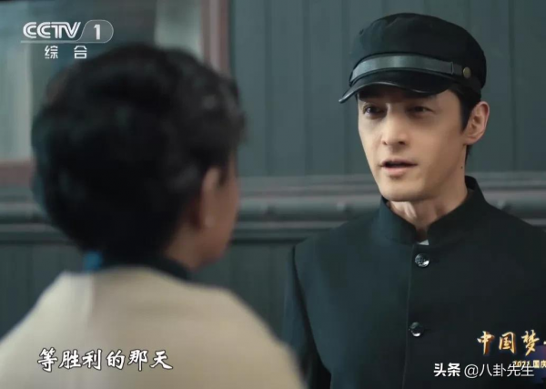 央視國慶晚會：謝霆鋒素顏仍帥氣，劉濤打扮俗氣，黃品源假髮明顯