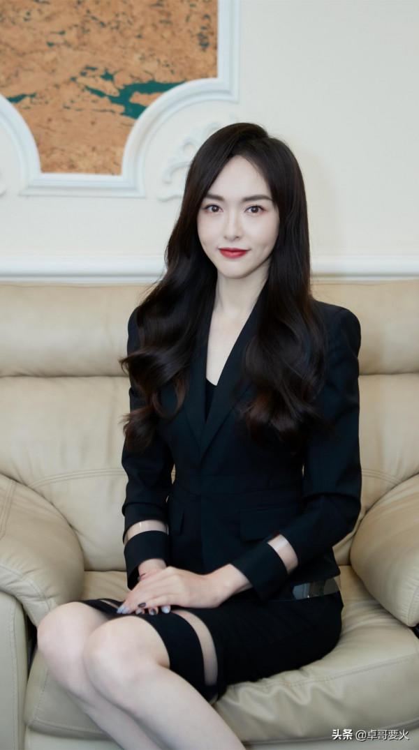 氣質這塊還得是唐嫣,一襲蛋黃色長裙,都穿出了儒雅感 氣質這塊還得是唐嫣,一襲蛋黃色長裙,都穿出了儒雅感