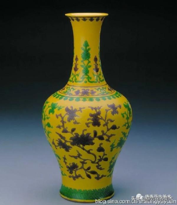 「品鑑館藏」北京故宮藏——清乾隆黃地紫綠彩勾蓮紋瓶