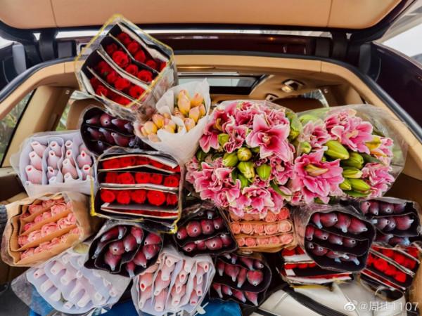 周捷挺孕肚慶生,腳踩細高跟打扮精緻,老公鄒凱送一車鮮花好浪漫 周捷挺孕肚慶生,腳踩細高跟打扮精緻,老公鄒凱送一車鮮花好浪漫