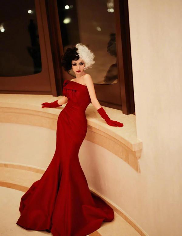 天啊！這是毛曉彤？紅裙優雅復古，妝容跟本人差別好大