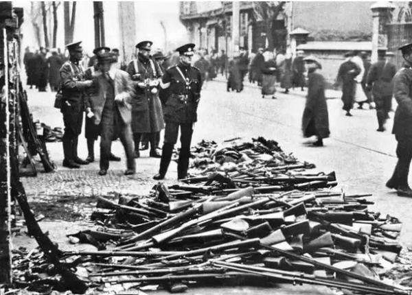 毛主席出訪蘇聯，斯大林會談時突然說：你手下有個人看不起蘇聯人