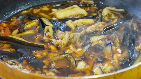 天冷犯懶就饞這一鍋！隨手一燜超下飯，一鍋搞定全家人晚餐，省心