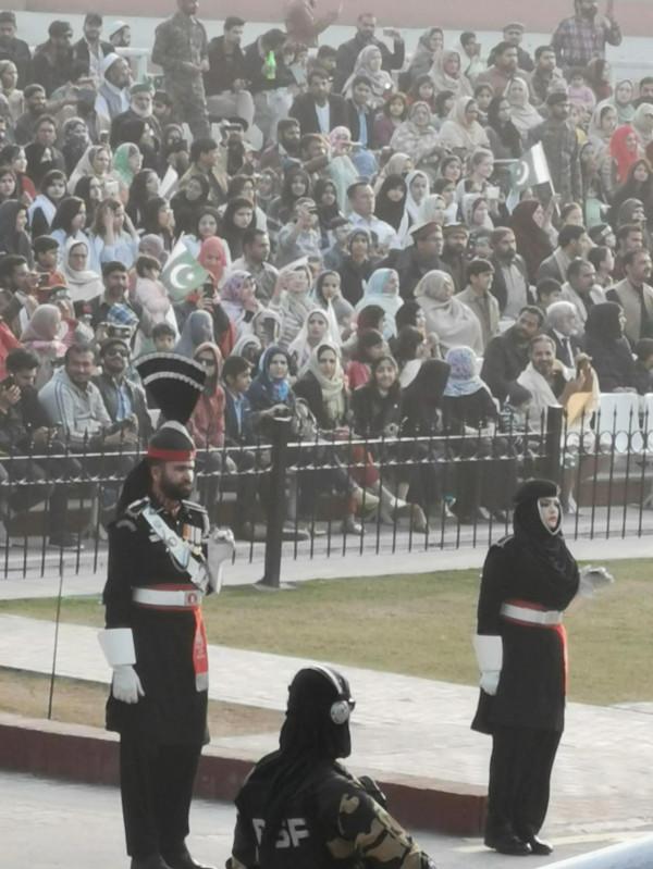 一場莊嚴，滑稽，充滿戲劇性的降旗儀式