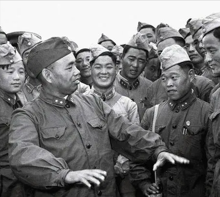 耿飈“武功了得”，許世友想跟他切磋一番，耿飈：你不是我的對手