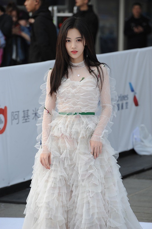 鞠婧禕無修圖少了點辨識度，但還是挺美的，看起來清純優雅