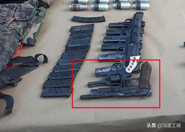 3名巴鐵特種兵，深夜穿越印軍陣地：為何每人都帶2把54和1把AK？