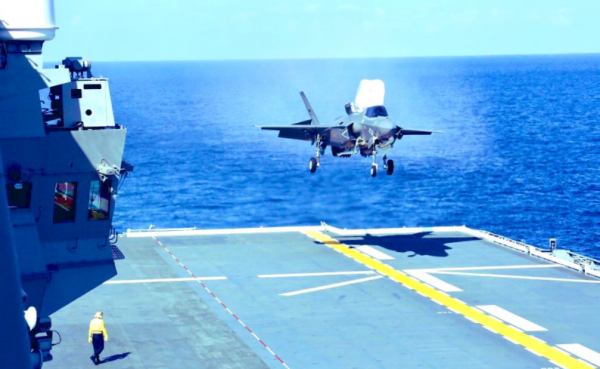 遼寧艦編隊再次出海，攜萬噸大驅駛向太平洋，日本出動“準航母”