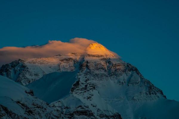 王石兩次登頂珠峰，靠的是什麼，真的是被抬上去的嗎？