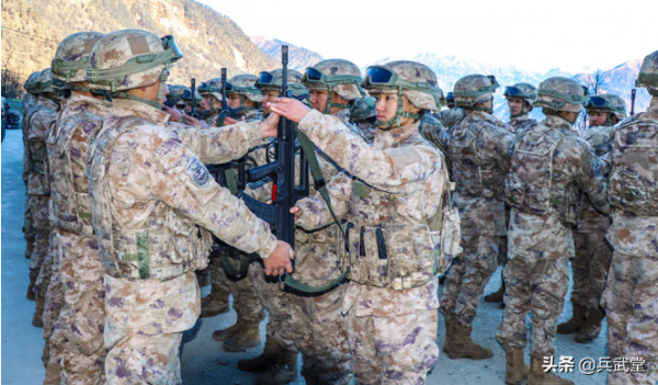 西藏合成旅秋季新兵授裝?全套星空迷彩配95式步槍,鋼多氣也足 西藏合成旅秋季新兵授裝?全套星空迷彩配95式步槍,鋼多氣也足