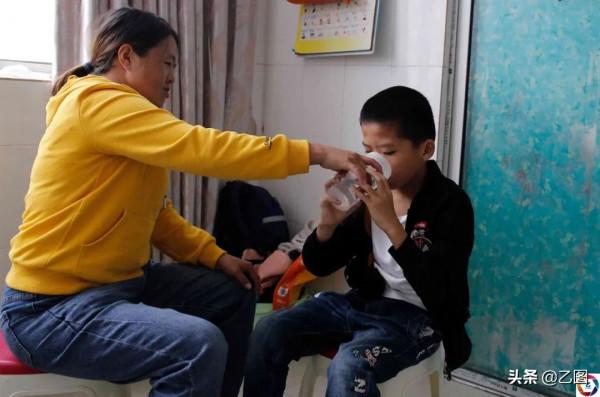 雙胞胎兄弟出生僅相隔5分鐘，卻因媽媽一時大意，命運天差地別