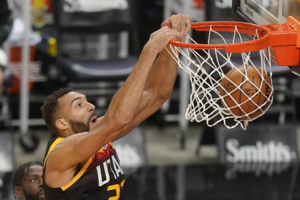 大號兩雙！戈貝爾全場9投6中得到16分21籃板1蓋帽