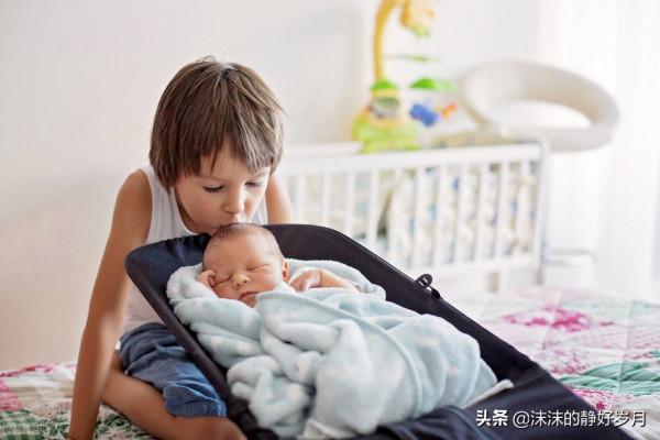 孩子發生爭執，父母有多種處理方法，永遠大讓小，是最愚蠢的一種