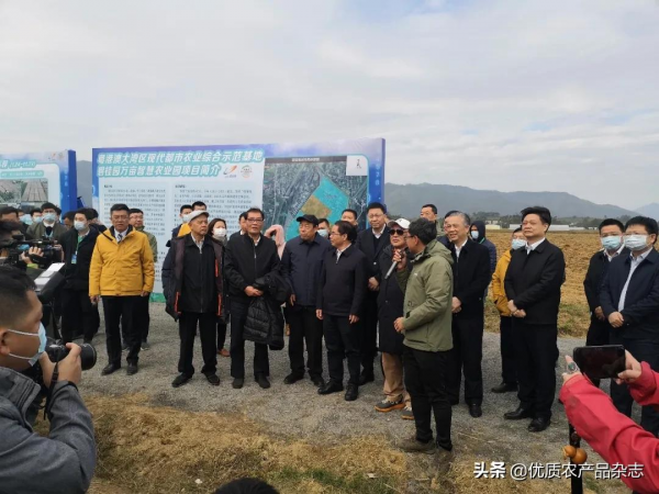 碧桂園又有大動作!自主研發無人拖拉機收穫機亮相演示,無人化農場概念落地成真 碧桂園又有大動作!自主研發無人拖拉機收穫機亮相演示,無人化農場概念落地成真