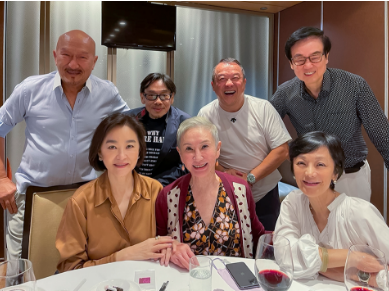 67歲林青霞與老戲骨聚餐！面板白裡透紅顯年輕，一頭黑髮十分濃密