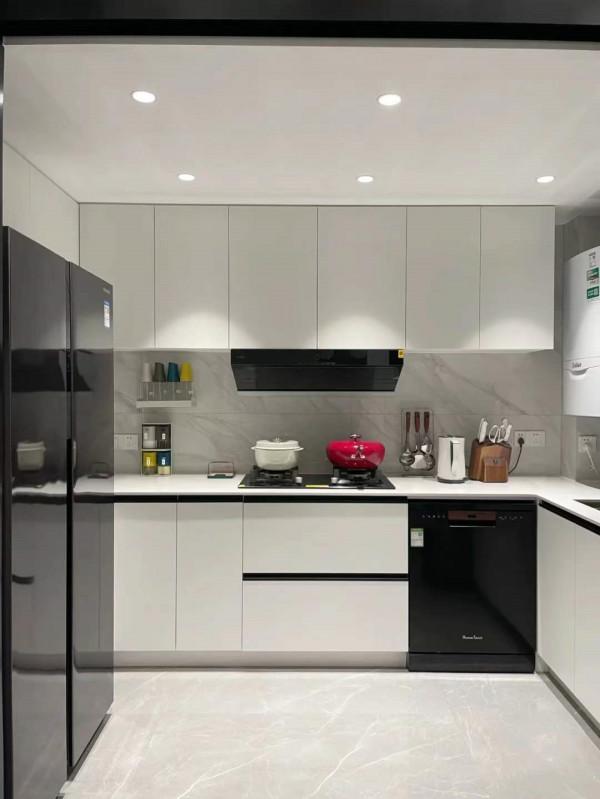 她家全屋大白牆，簡約又大方，電視牆做櫃子，飄窗改吧檯，真明智