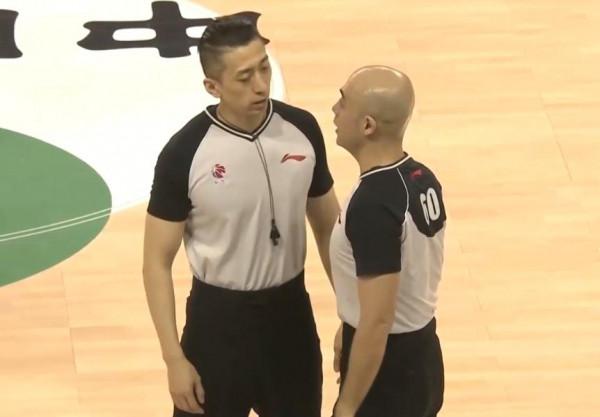 CBA神劇情:不服犯規提出挑戰,裁判補違體+技犯,2人先後被驅逐 CBA神劇情:不服犯規提出挑戰,裁判補違體+技犯,2人先後被驅逐