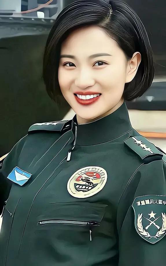 軍旅劇女神侯夢莎，英姿颯爽，威武霸氣