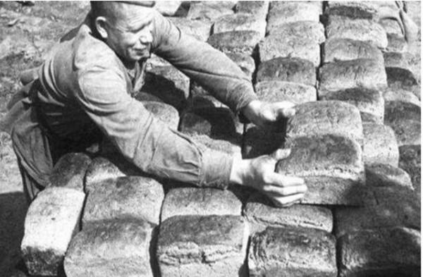 為何蘇聯黑麵包要摻木屑？老兵：它能吃能打，還救了40萬人性命