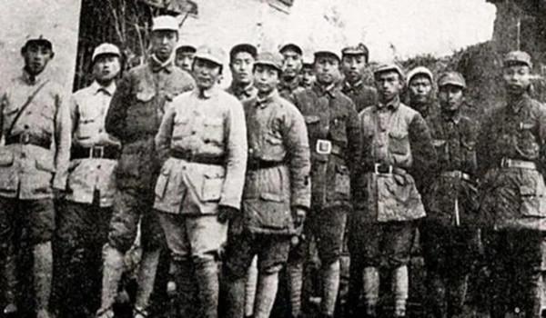 八路軍即將被包圍，一隊騎兵趕來援救，而來者張明堂卻是昨日仇敵