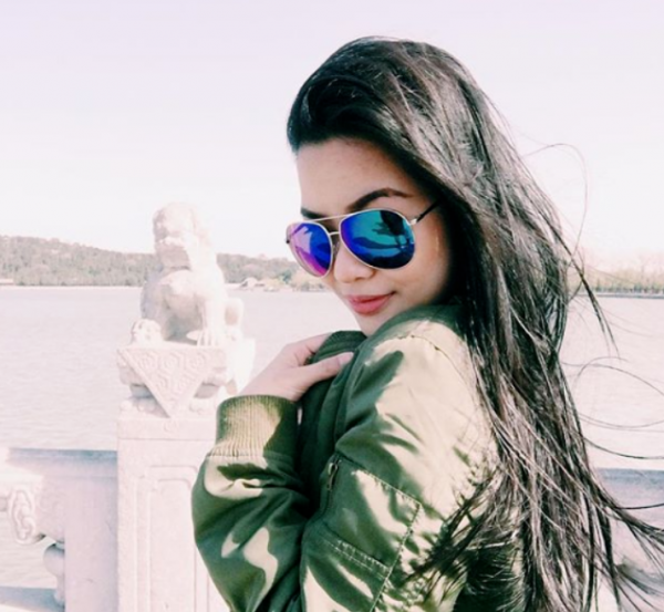 25歲柬埔寨公主：笑容甜美曬中國大學畢業證，站莫尼列身邊真乖巧