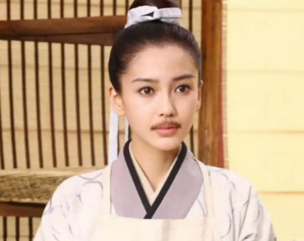 給病號服做腰線，女扮男裝戴假睫毛，國產劇主演造型能有多心機？