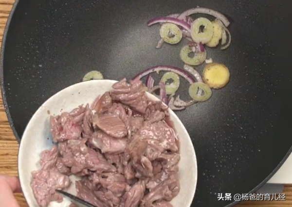 簡單好吃的蒜薹嫩牛片，鮮嫩營養又美味，孩子愛吃的輔食菜餚