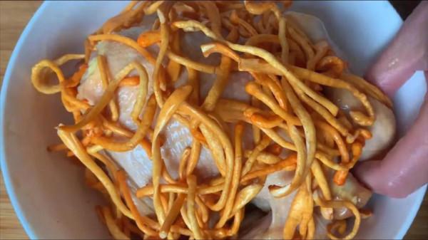 一整隻雞這樣做超級簡單，放鍋裡蒸一蒸，不加水，不放油，太香了