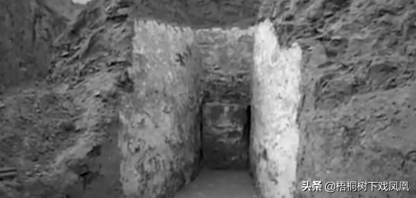 盜墓者通曉墓地風水，在內蒙古找到一座貴族大墓，盜挖花了2個月