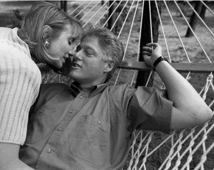 希拉里：年輕時清純甜美，把克林頓迷得團團轉，兩次求婚都被拒絕