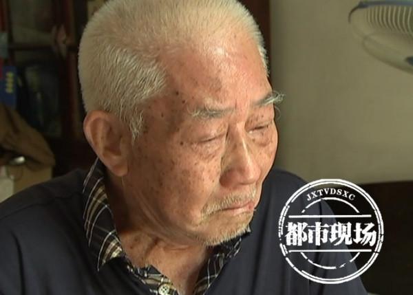 南昌90歲老人淚流滿面 南昌90歲老人淚流滿面