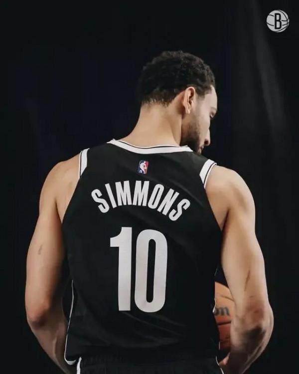 大帝炮轟西蒙斯軟，下個月手撕西帝。濃眉恐賽季報銷，詹皇或出走