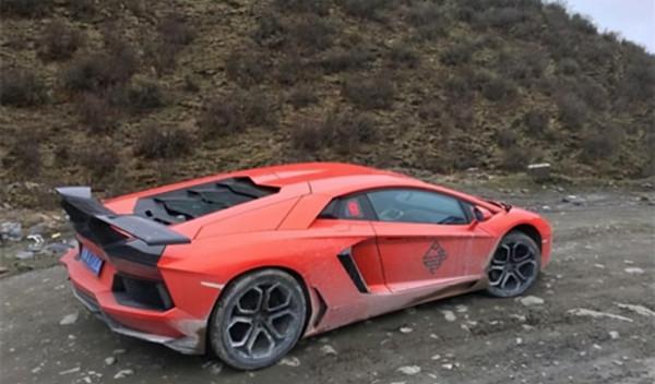 數百輛豪車停在川藏公路上,價值萬元卻無人拖走,當地人:不敢撿 數百輛豪車停在川藏公路上,價值萬元卻無人拖走,當地人:不敢撿