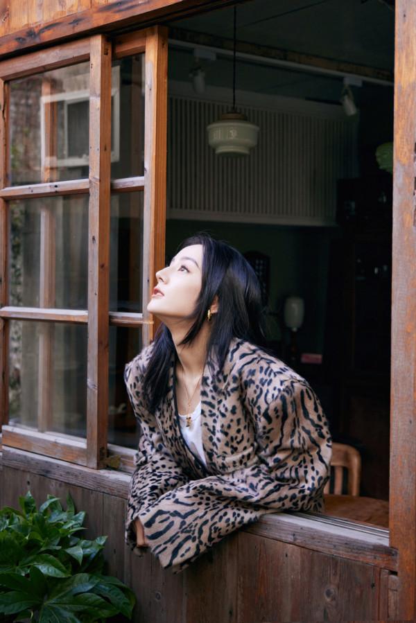 迪麗熱巴脫口秀跨年造型,舒適又愜意,網友:好像暴發戶 迪麗熱巴脫口秀跨年造型,舒適又愜意,網友:好像暴發戶