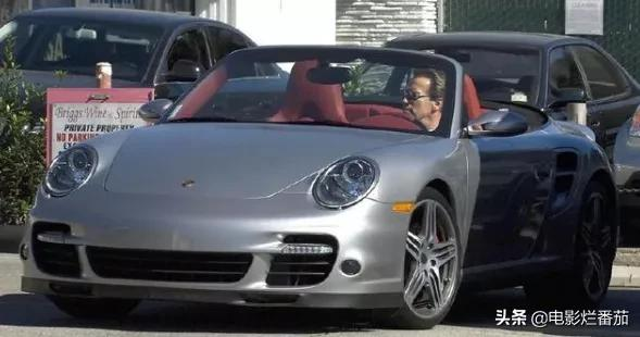 明星座駕潛規則：1.6米潘長江開路虎，1.9米巨石強森卻開法拉利