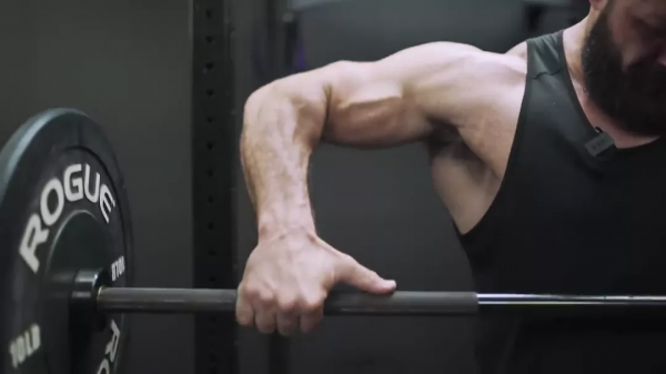 一套王牌“虐肩”動作，讓你成為“行走的衣架子”