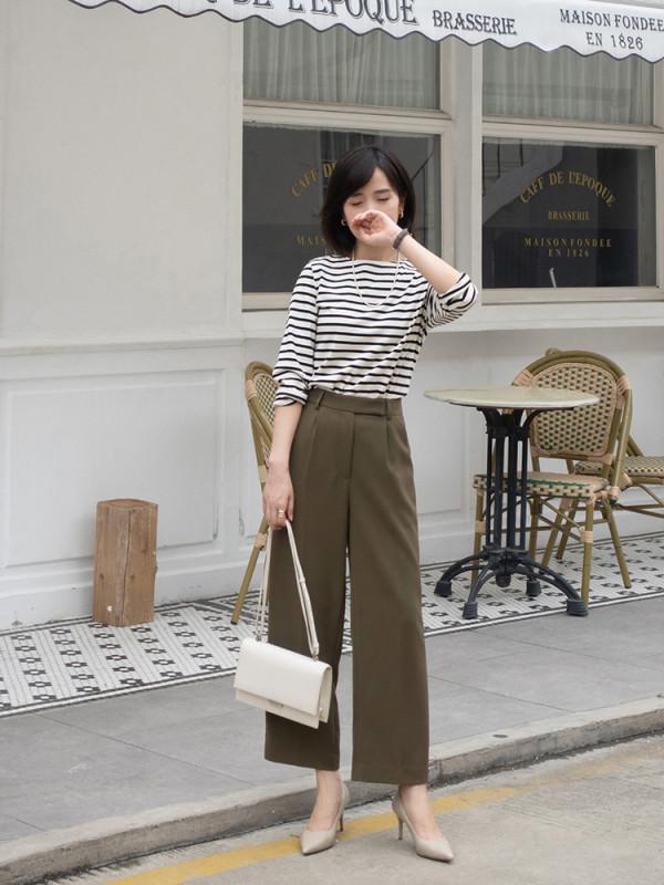 女人過了40歲，衣服建議穿簡約款，條紋衫搭牛仔褲，今年很流行