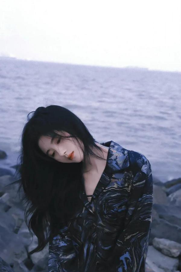 鞠婧禕 黑色花紋襯衫 慵懶隨性 鞠婧禕 黑色花紋襯衫 慵懶隨性