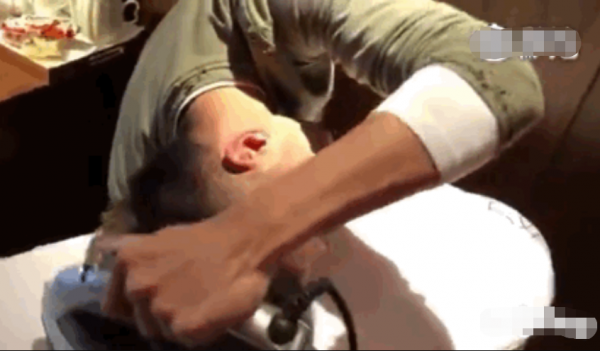 謝霆鋒用熨斗燙頭髮,頭直接放在桌子上,幾秒成型增高效果明顯 謝霆鋒用熨斗燙頭髮,頭直接放在桌子上,幾秒成型增高效果明顯