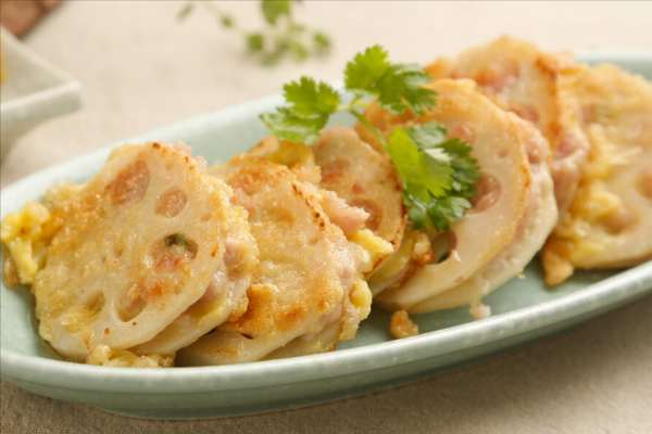 藕盒要想酥脆好吃,麵糊別隻用水調,大廚教你調糊,炸出來香酥脆 藕盒要想酥脆好吃,麵糊別隻用水調,大廚教你調糊,炸出來香酥脆