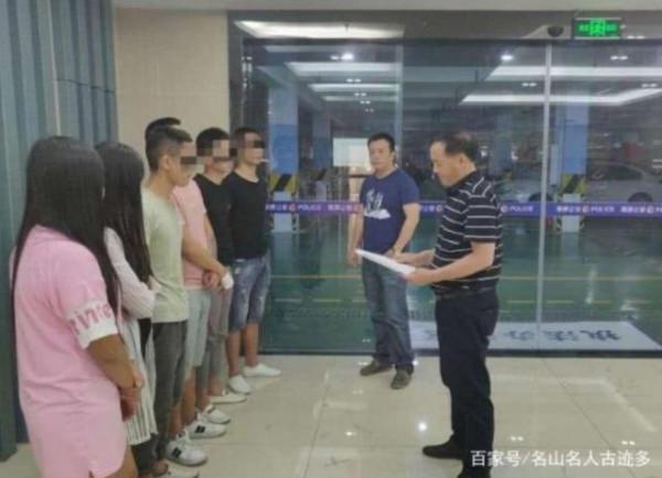 酒店房間裡塞進來的這些“小卡片”到底是什麼？網友：可能是套路