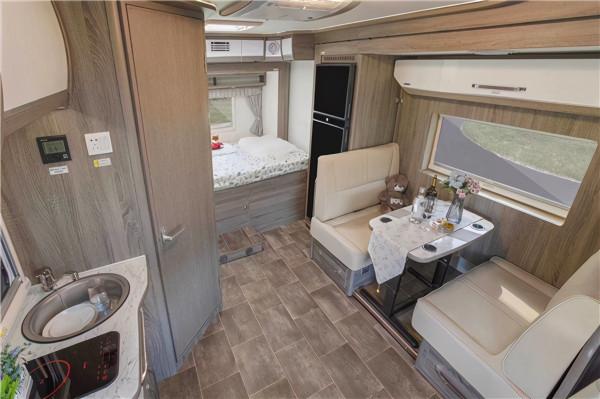 2021款金冠賓歌CD520依維柯雙拓展房車，三張大床設計很獨特