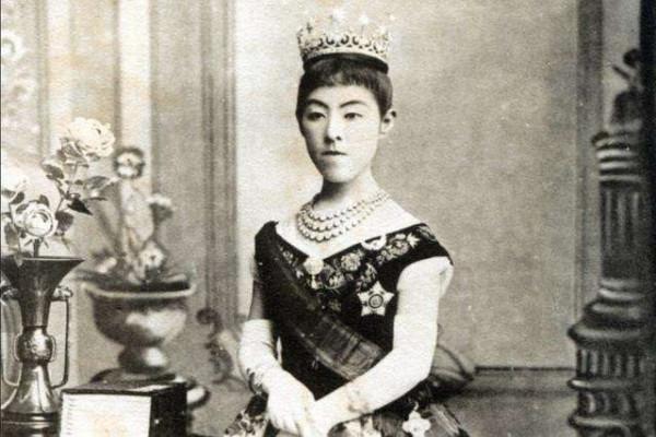 日本明治天皇“寵妾”園祥子：12年生8子，常年大肚子