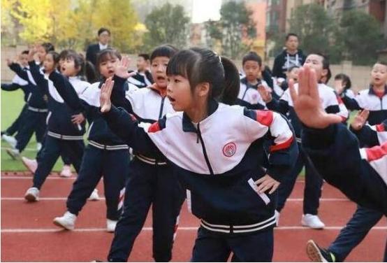 小學生校服2320元，引家長不滿，一家長在告知書上寫下&OpenCurlyDoubleQuote;不同意&rdquo;