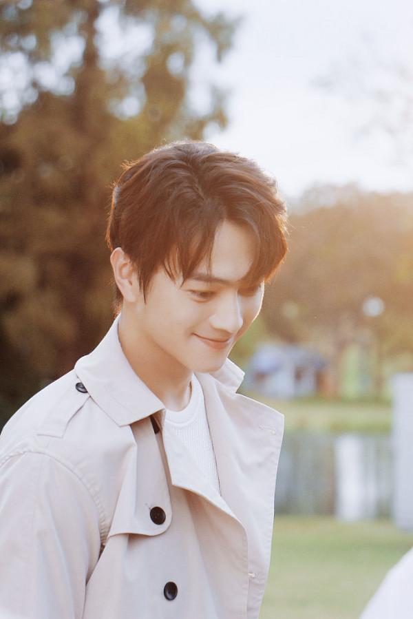 許凱穿淺色風衣氣質溫潤如玉 與小狗玩耍溫柔臉龐帥氣養眼