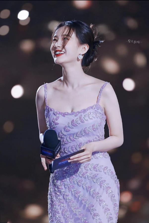 李一桐一身紫色冰雪群，笑容甜美，一顰一笑一舉一動都能扣人心絃