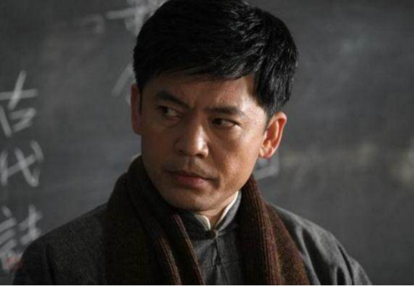 何政軍：錯過鞏俐娶初戀為妻，出道多年無緋聞，父親身份不一般